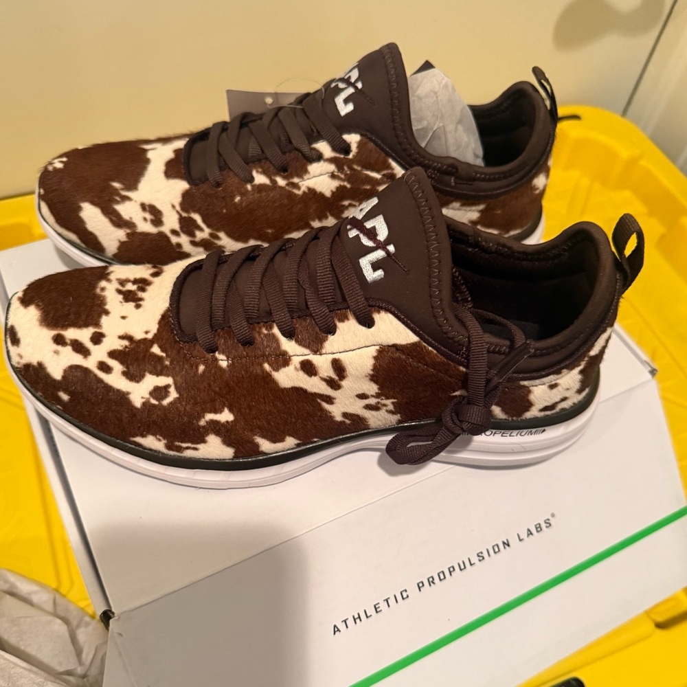 NIB APL Iconic Phantom Cowhide Print Runner Sneakers Deep Brown, White Size 8.5